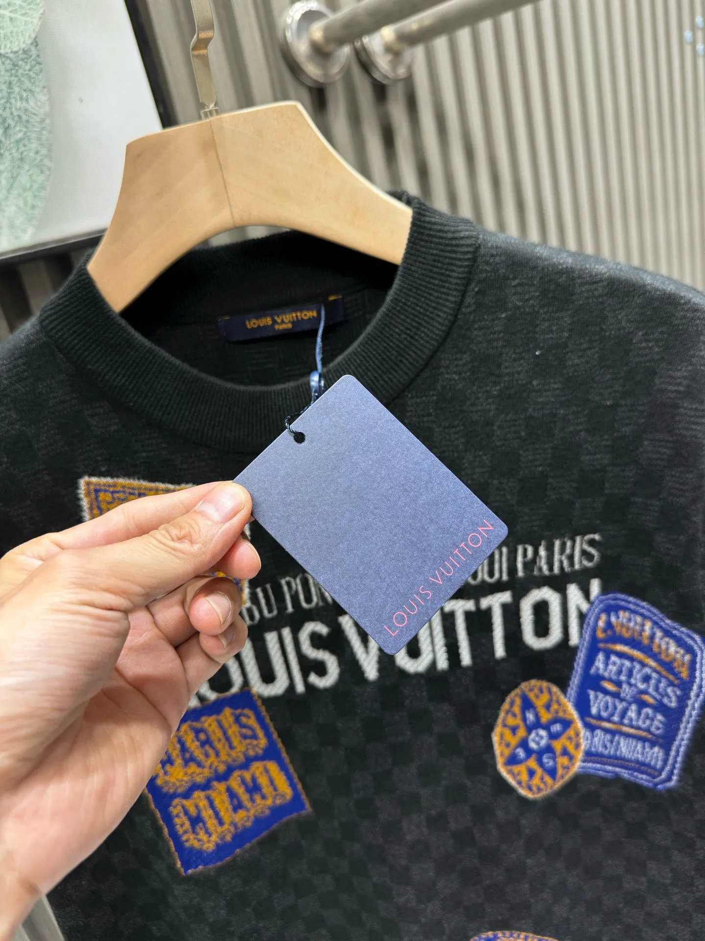 🅿️440 🀄️ Louis Vuitton LOUIS VUITTON checkerboard label knitted short sleeves. Made with custom-made cotton polished silk fabrics. Damier jacquard intarsia texture. Made from hanging woolen looms imported from Germany. The threads are matched to the original color. Environmentally friendly fixed dyeing. The jacquard fabric requires a fine yarn count. The body uses an imported 16-knit Shiti square weave. The perfect jacquard process takes 150 minutes per piece. The pattern adopts double-sided hanging wool technology, fine workmanship, clear texture and texture, extremely fine weaving threads are made of environmentally friendly fibers, the stitching uses a 16-pin plate, each closing edge must be hand-picked, the stitching must be tight and smooth, the body is neatly aligned in the front, back, left and right, the fabric has a soft and waxy drape feel, the fabric is comfortable and soft, skin-friendly, breathable and elastic. The details are exquisite and the workmanship is exquisite. The overall wiring is straight and delicate. The fabric is comfortable and soft. The color is consistent and there is no color difference. It can be matched with the same style to create a fashionable look. The three standards are complete. The same style for men and women.
